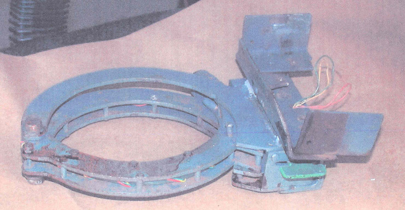 Restos del collar bomba de Wells. Wikimedia Commons